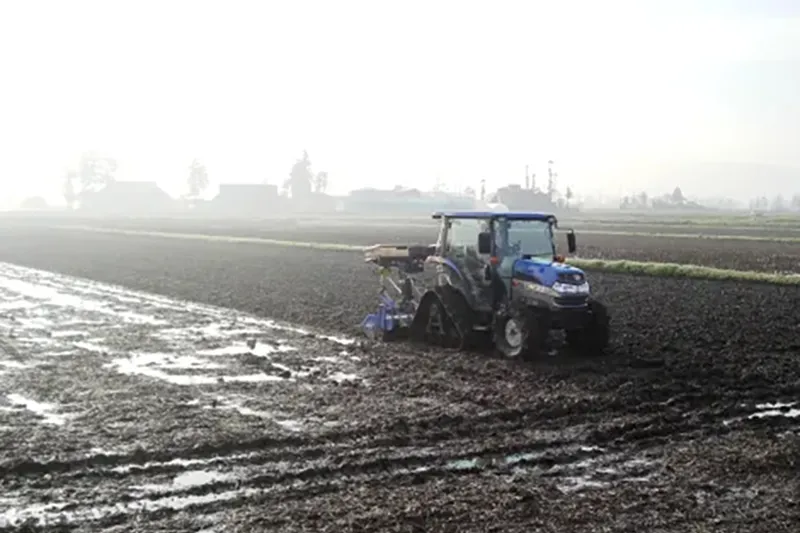 5月上旬　田起こし