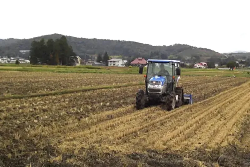 11月　稲刈り後の堆肥散布・秋耕い(あきうない)